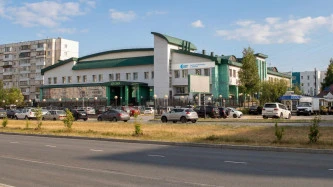 Административное здание банка, площадь 9130 кв. м, кадастровый номер 86:11:0102011:43, а также земельный участок площадь 9135 кв. м, з, кадастровый номер 86:11:0101008:81.